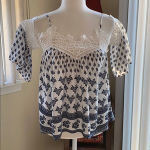 CHARLOTTE RUSSE TOP OFF THE SHOULDERS SLEEVES